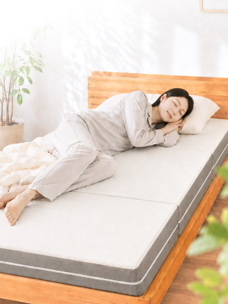 Anmin Flat 三つ折りマットレスに横になってくつろぐ女性