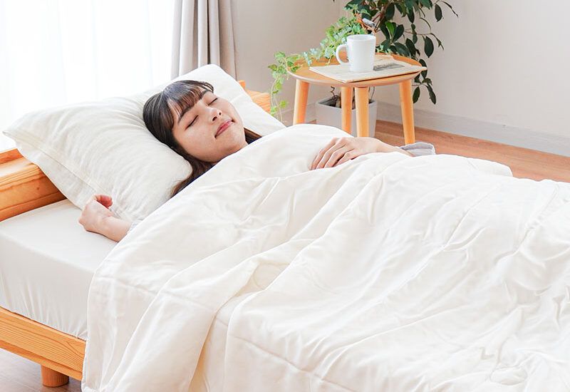 質のよい睡眠をとるために、寝室の静けさや光の調整に気を配る方は多いですが、「掛け布団」を見直したことはあるでしょうか？ 国立精神・神経医療研究センターによると、睡眠中の体温調節は睡眠の質に深く関係し、そのためには寝具の通気性や保温性が非常に重要であるとされています【出典：ncnp.go.jp】。また、厚生労働省の「健康づくりのための睡眠ガイド2023」でも、適切な寝具の選択が睡眠時間の確保や中途覚醒の防止につながると明記されています。 睡眠データが教える！どんな布団が最も深い眠りを誘うのか？