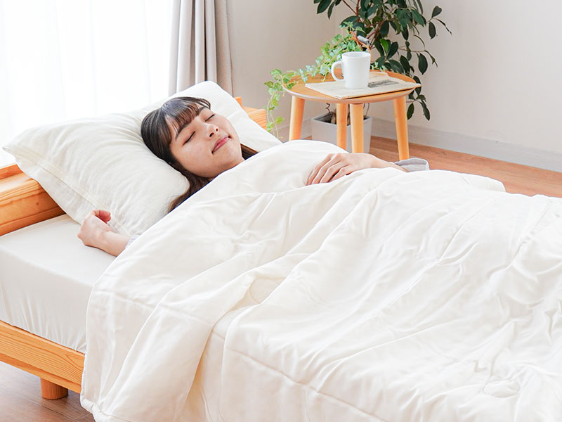 質のよい睡眠をとるために、寝室の静けさや光の調整に気を配る方は多いですが、「掛け布団」を見直したことはあるでしょうか？ 国立精神・神経医療研究センターによると、睡眠中の体温調節は睡眠の質に深く関係し、そのためには寝具の通気性や保温性が非常に重要であるとされています【出典：ncnp.go.jp】。また、厚生労働省の「健康づくりのための睡眠ガイド2023」でも、適切な寝具の選択が睡眠時間の確保や中途覚醒の防止につながると明記されています。 睡眠データが教える！どんな布団が最も深い眠りを誘うのか？