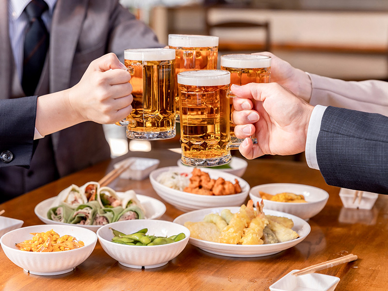 【忘年会・クリスマス】飲みすぎ・食べすぎの夜でも「胃腸を休ませる」睡眠術