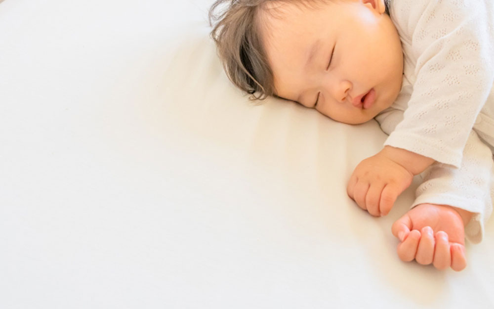 冬場、睡眠中の汗によりフローリングと布団の接地面に湿気が集中する状態