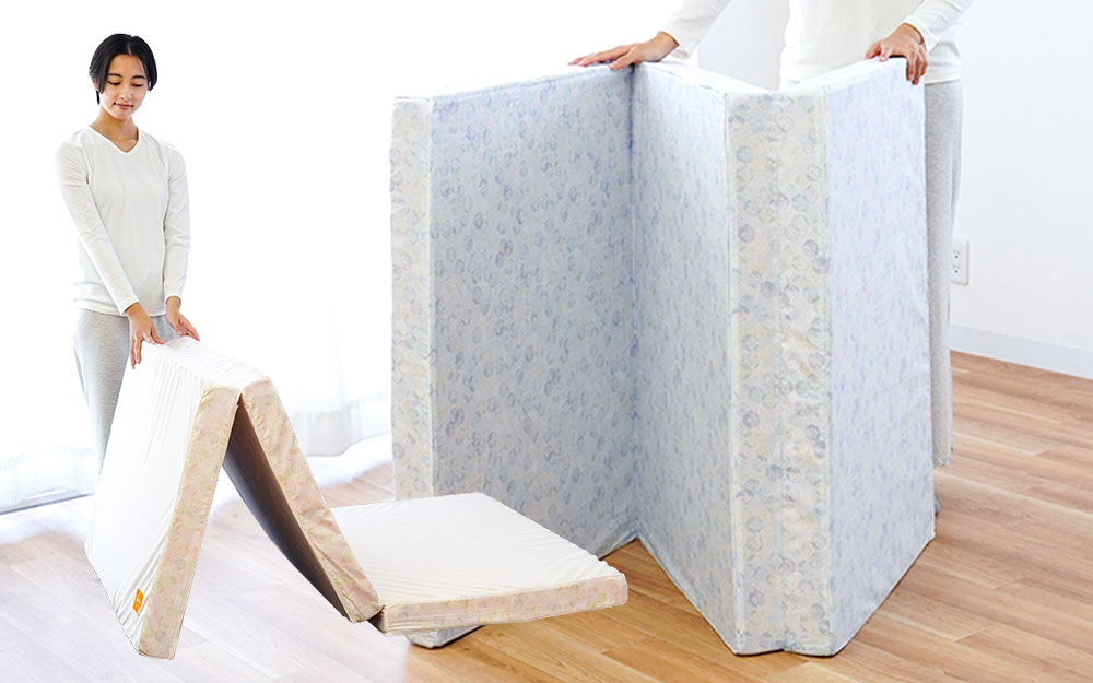 ローリングに直置きしたマットレスを立てかけ、湿気を逃がしている様子