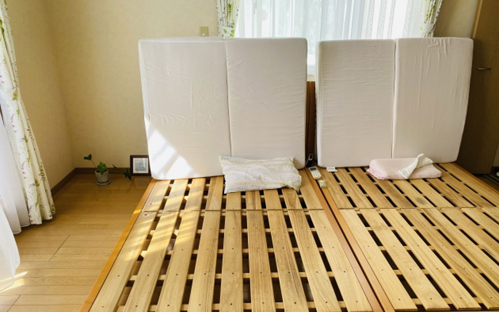 フローリングに直接敷かず、すのこで湿気対策を行っているマットレスの設置例