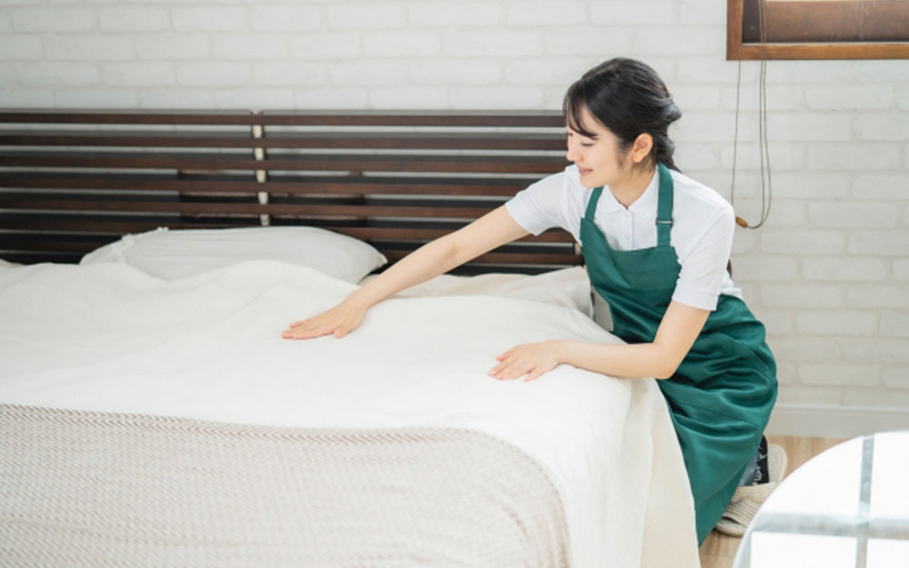 春を迎える前に、寝具の湿気対策を見直しているシーン