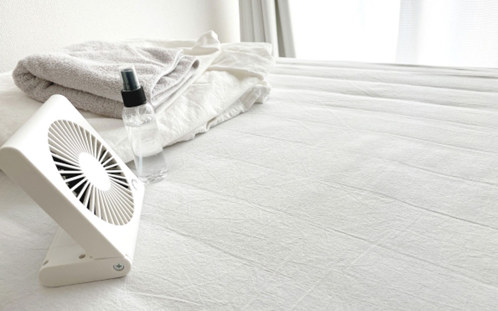 春を迎える前に、マットレスの湿気をリセットして快適な睡眠環境を整えている様子